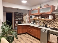 Érd Совмещенный дом 16